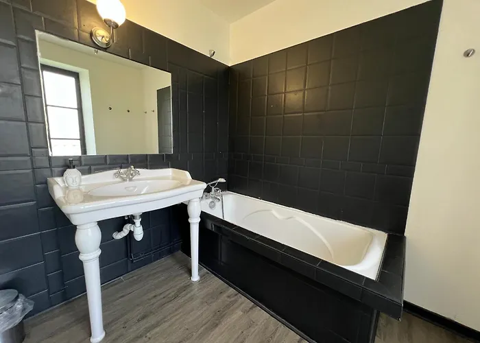 Le Bourgeois Grand T2 Apartment *